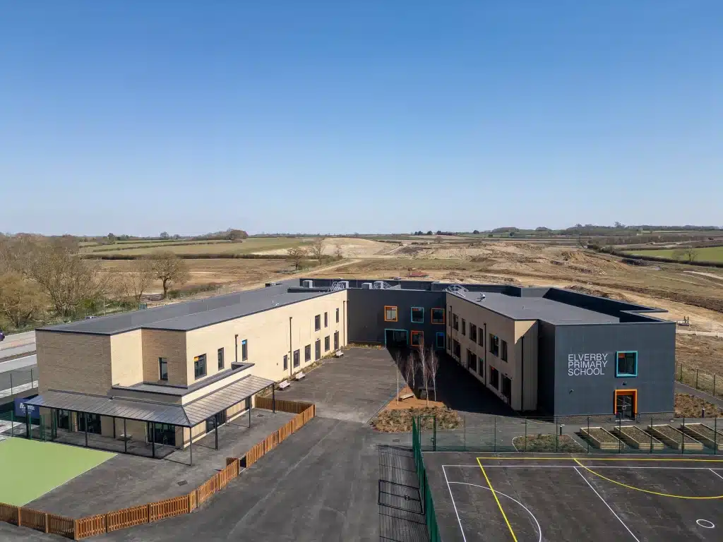MK East iskola madártávlati nézetből – James Hardie szálcement homlokzatburkolattal