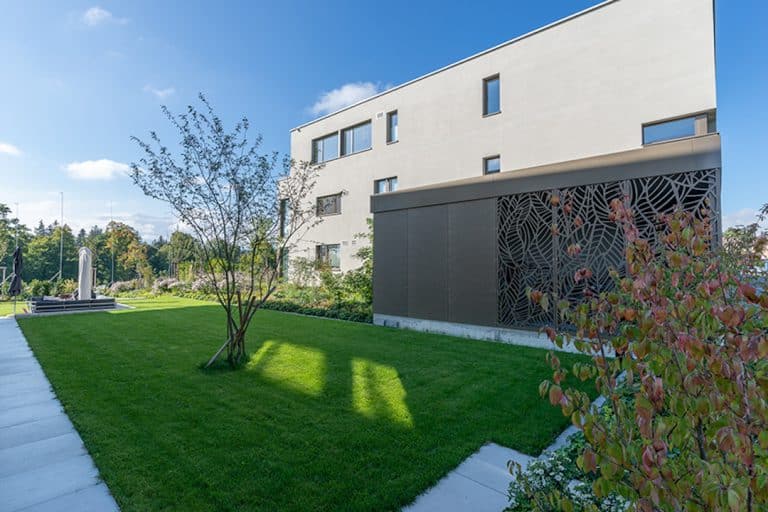 BRUAG perforált levélmintás HPl lap 1