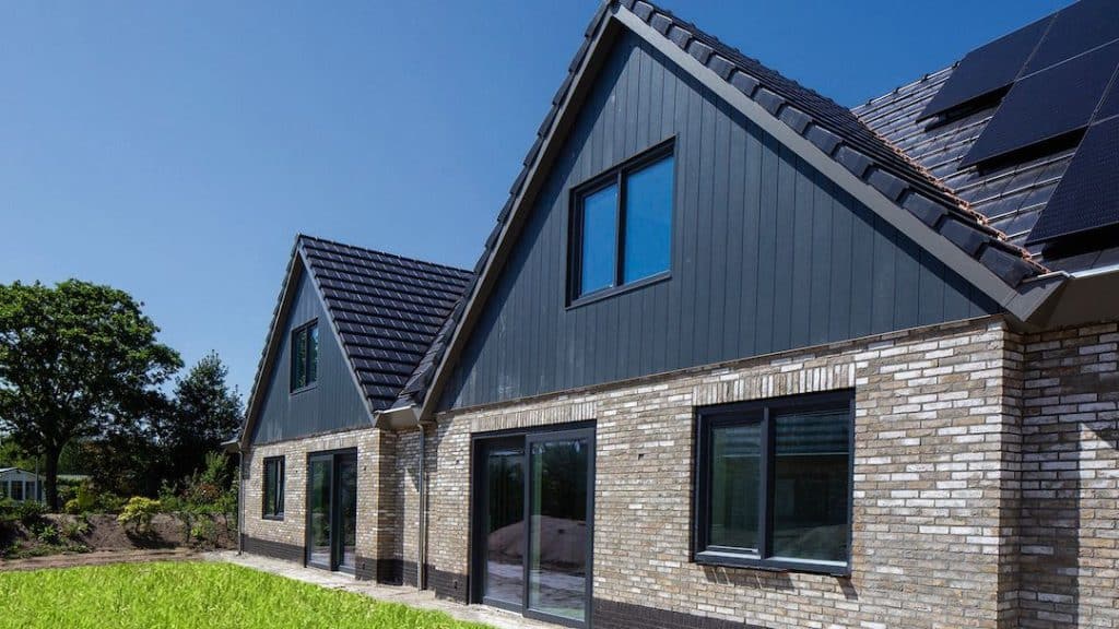 Hardie Plank függőleges szálcement homlokzatburkolat családi házon