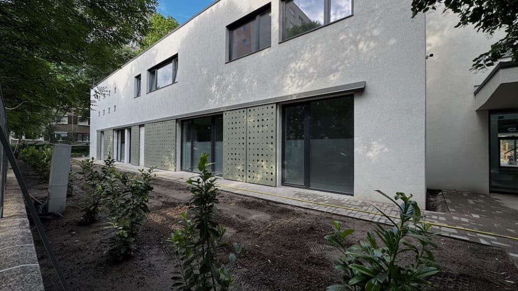 Perforált HPL lap árnyékolóként alkalmazva óvoda homlokzatán, átszellőztetett rendszerben