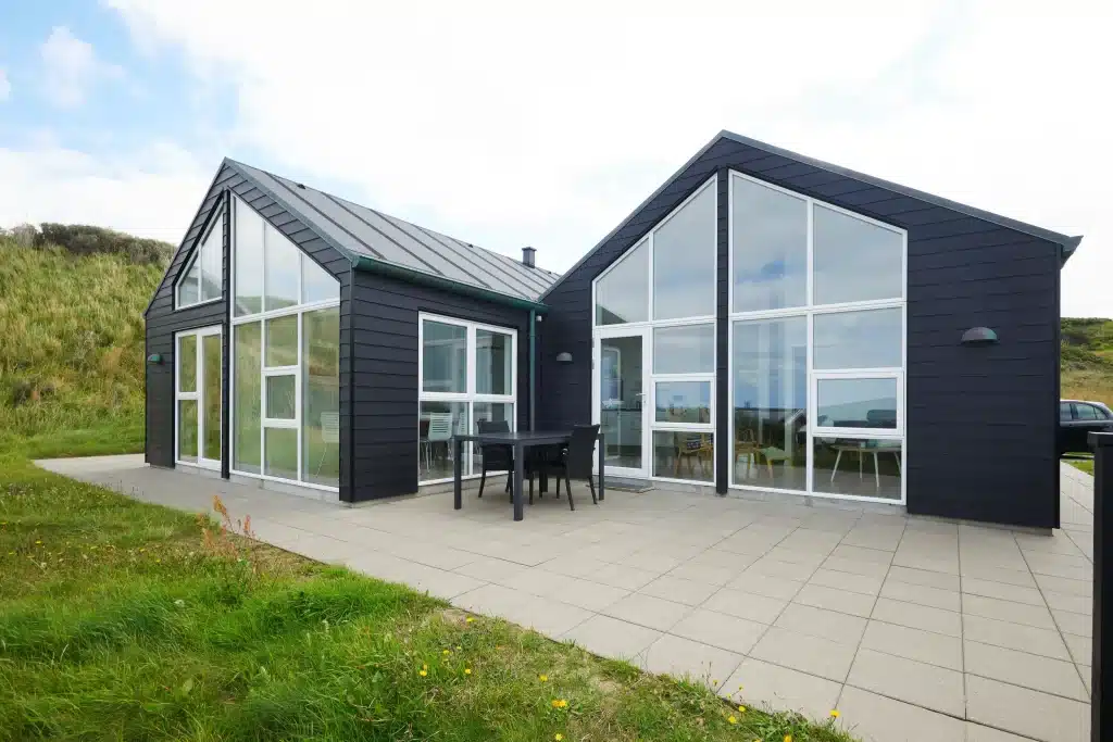 Hardie-Plank-Midnight-Black-homlokzat-–-modern-csaladi-haz-Lonstrupba