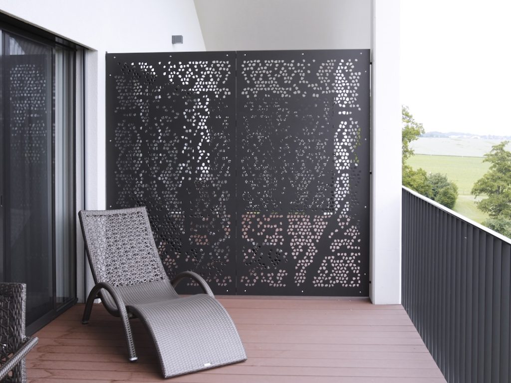 BRUAG perforált HPL térelválasztó terasz