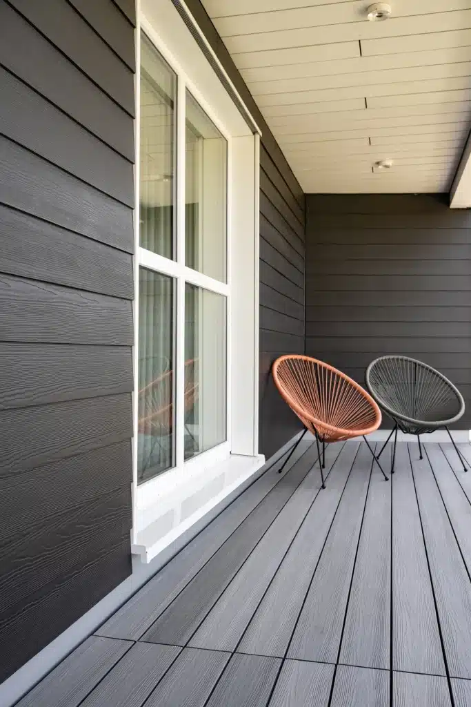 Hardie Plank fahatású szálcement homlokzatburkolat Midnight Black Cedar színben modern terasz mellett