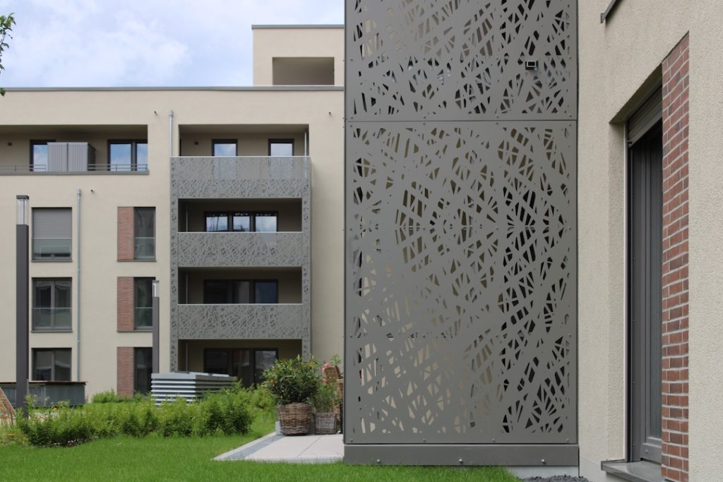 BRUAG perforált HPL térelválasztó Heidelberg