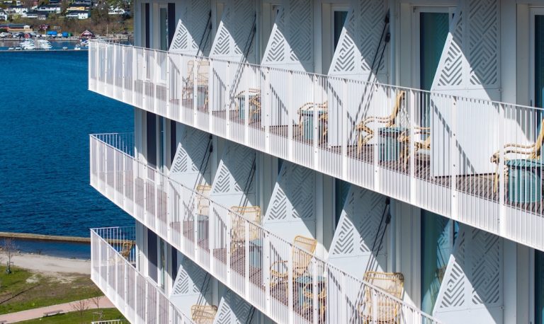 BRUAG perforált HPL térelválasztó Hotel Riviera