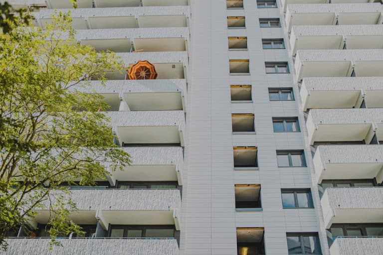 Castello Frankfurt épület TONALITY kerámia homlokzatburkolattal, erkélyekkel és homlokzati részletekkel