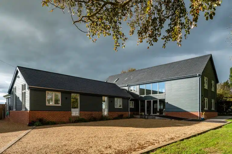 Hardie Plank Boothbay Blue szálcement homlokzatburkolat családi házon, Cedar famintás felülettel