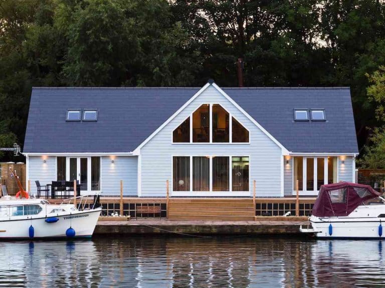 Hardie Plank Light Mist szálcement homlokzatburkolat vízparti családi házon, Cedar famintás felülettel