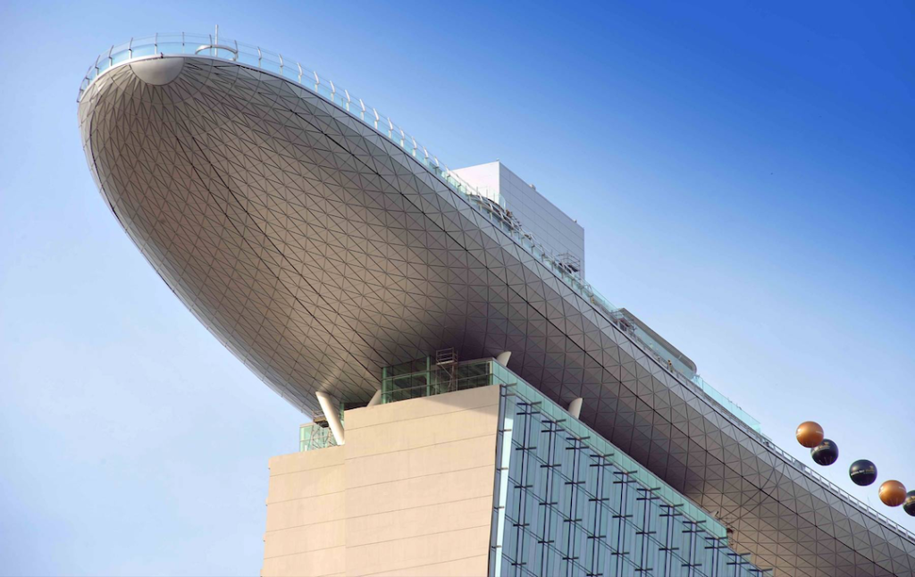 A szingapúri Marina Bay Sands SkyPark íves alsó burkolata háromszög alakú ALPOLIC lemezekkel